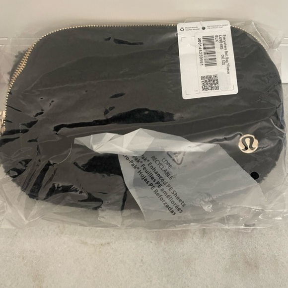 Lululemon Everywhere Fleece Belt Bag Gold Tone Hardware Extended Strap Black NWT - Picture 6 of 15